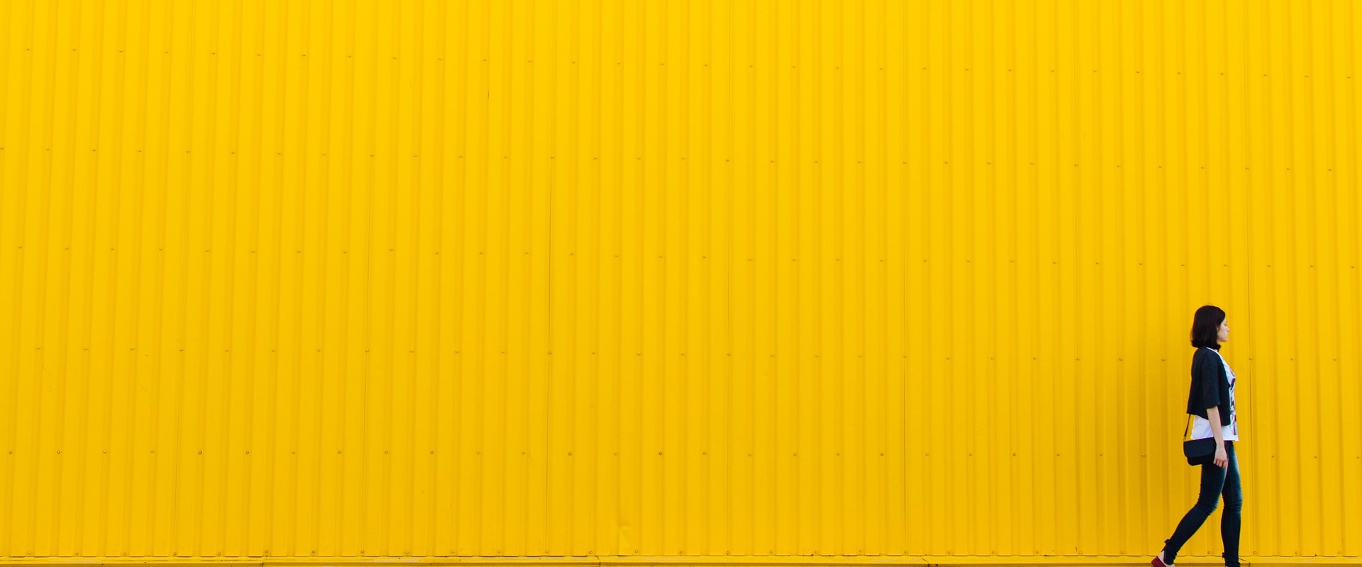 mujer fondo amarillo