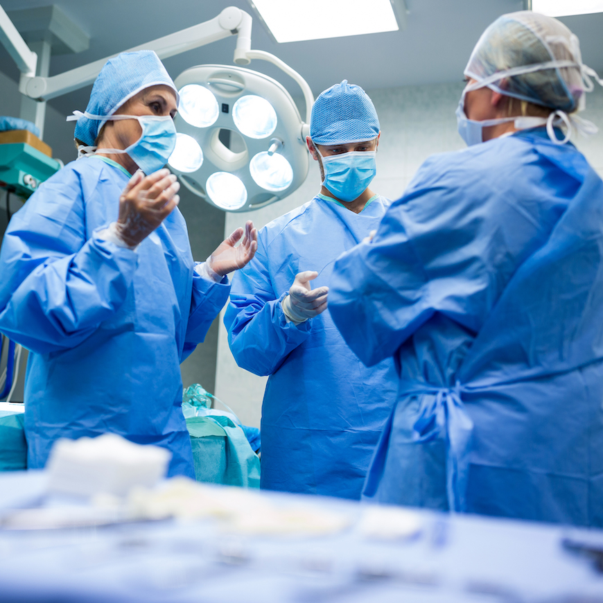 medicos discutiendo en quirófano