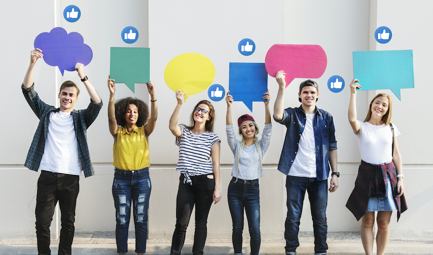 adolescentes con letreros