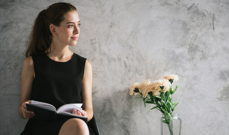 mujer pensando en una labiaplastia