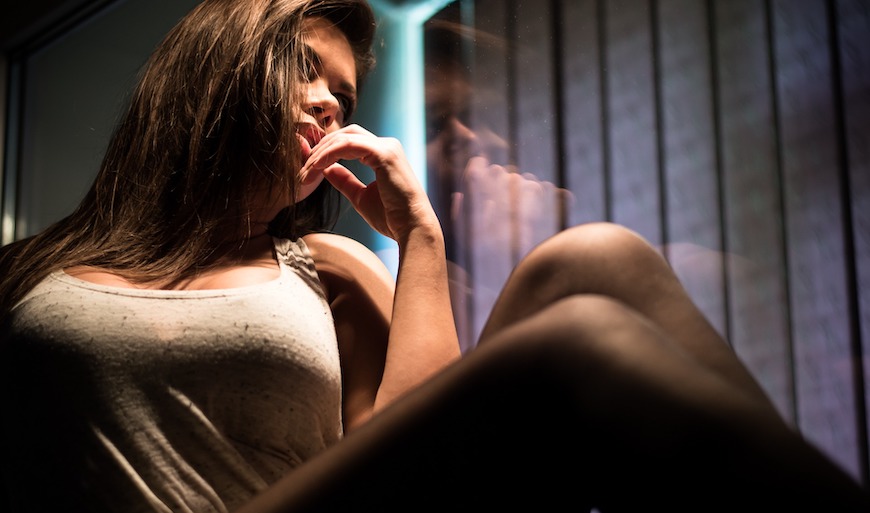 mujer viento ventana