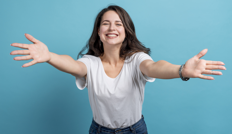 mujer brazos abiertos