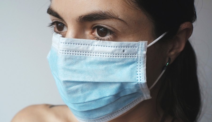 mujer mascarilla