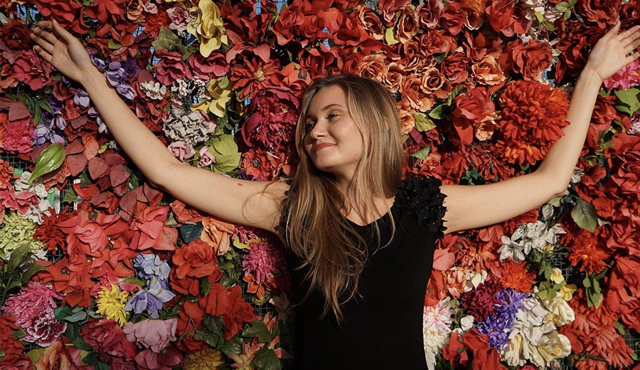 mujer descansando en rosas