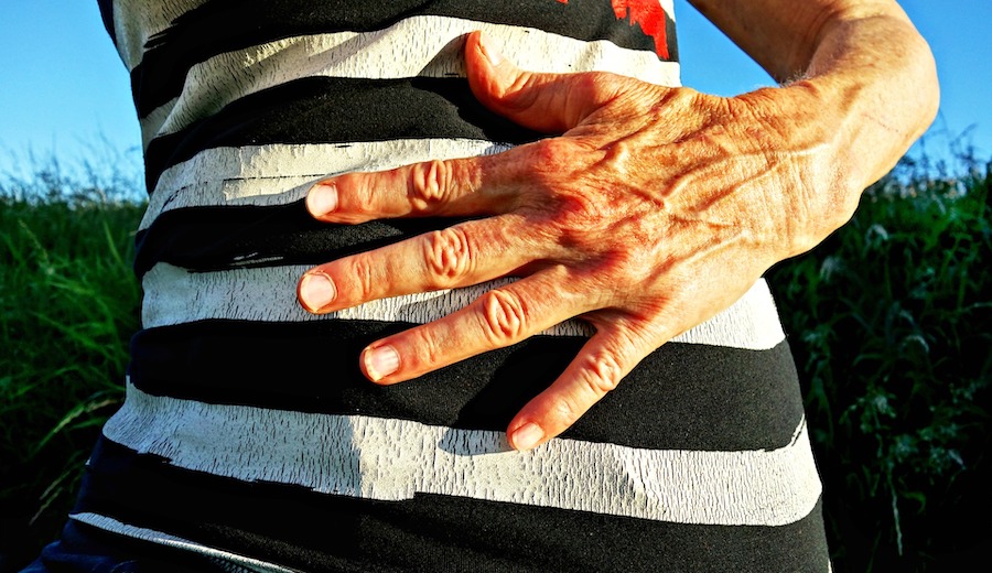 mano sobre el abdomen