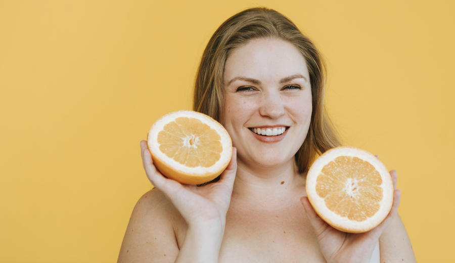 mujer sujeta limones