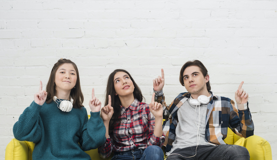 adolescentes en sofa