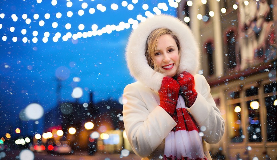 mujer abrigo navidad