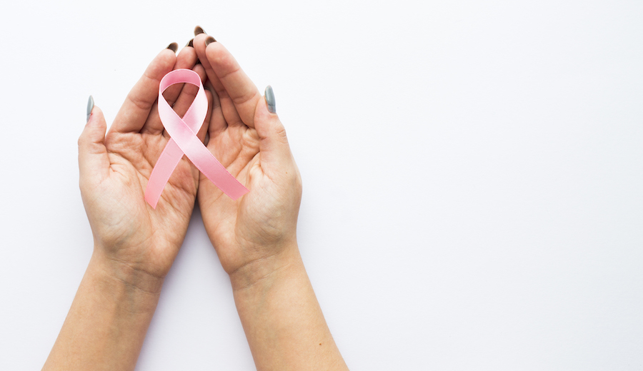 logo cancer mama en manos de una mujer